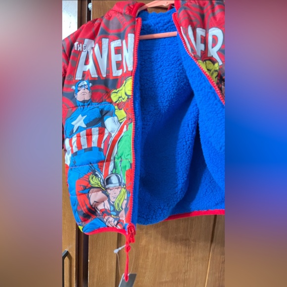 Reversible Marvel Jacket, very nice and warm - Picture 4 of 9